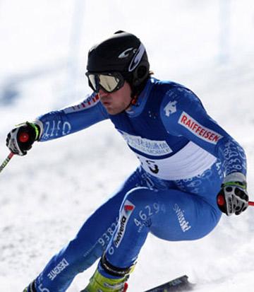 Dimitri Cuche of Switzerland competes during men giant slalom final of alpine skiing at the 24th World Winter Universiade at the Yabuli Ski Resort, 195km southeast away from Harbin, capital of northeast China's Heilongjiang Province, Feb. 25, 2009. Dimitri Cuche won the title of the event. (Xinhua Photo)