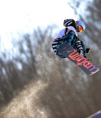 China's Liu Jiayu competes during the women half pipe final of snowboarding at the 24th World Winter Universiade at the Maoershan Ski Resort in Maoershan Town, 85km southeast from Harbin, capital of northeast China's Heilongjiang Province, Feb. 25, 2009. Liu won the gold medal with 46.7 points. (Xinhua Photo)