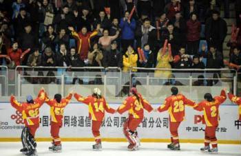 Players of China greet the spectators after the women's final of ice hockey in the 24th Winter Universiade at Skating Gym of Harbin Institute of Physical Education in Harbin, capital of northeast China's Heilongjiang Province, Feb. 27, 2009. China lost 1-3 and took the silver.(Xinhua/Yang Lei)