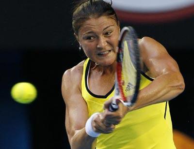 Dinara Safina of Russia returns the ball during the women's singles final against Serena Williams of the United States at Australian Open tennis tournament in Melbourne, Jan. 31, 2009. [File Photo: Xinhua]