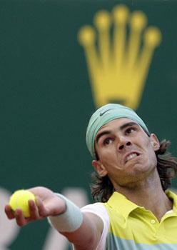 Rafael Nadal of Spain serves to Ivan Ljubicic of Croatia during the quarter-finals of the Monte Carlo Masters tennis tournament in Monaco April 17, 2009. (Xinhua/Reuters Photo)