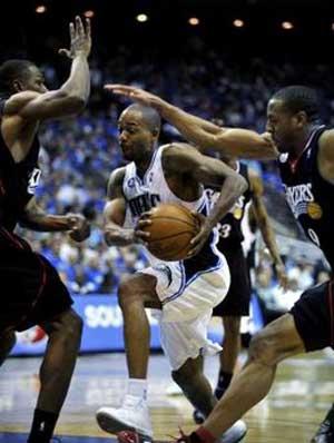 Orlando Magic guard Raferj Alston (C)fights through double team by Philadelphia 76ers center Theo Ratliff (L) and forward Andre Iguodala (R) during the second half of Game 1 of their NBA basketball Eastern Conference playoff game in Orlando, Florida April 19, 2009. The 76ers beat the Magic 100 - 98.REUTERS/Kevin Kolczynski (UNITED STATES SPORT BASKETBALL) 