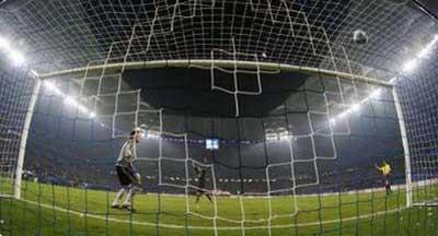 Werder Bremen's Torsten Frings (R) scores with a penalty against Hamburg SV's goalkeeper Frank Rost during their German Soccer Cup (DFB-Pokal) semi-final match in Hamburg April 22, 2009. Werder Bremen won the match after penalty shout-out and will face Bayer Leverkusen in the final on May 30, 2009 in Berlin.REUTERS/Christian Charisius (GERMANY SPORT SOCCER) 