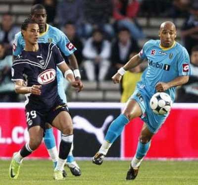 Marouane Chamakh (L) of Girondins Bordeaux fights for the ball with Vaclav Sverkos (R) of Sochaux during their French Ligue 1 soccer match at the Chaban Delmas stadium in Bordeaux, southwestern France, May 3, 2009.REUTERS/Regis Duvignau (FRANCE SPORT SOCCER) 