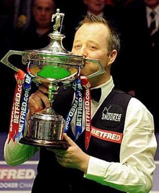 Scotland's John Higgins kisses the trophy after beating Britain's Shaun Murphy 18-9 to win the World Championship Snooker final at the Crucible Theatre in Sheffield.(AFP/Andrew Yates) 