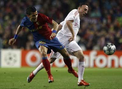 Barcelona's Dani Alves (L) challenges Bayern Munich's Franck Ribery during their Champions League quarter-final, first leg soccer match at the Nou Camp Stadium in Barcelona April 8, 2009.(Xinhua/Reuters Photo)