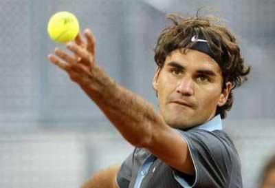 Roger Federer beat Robin Soderling in straight sets to move to the third round on Tuesday.