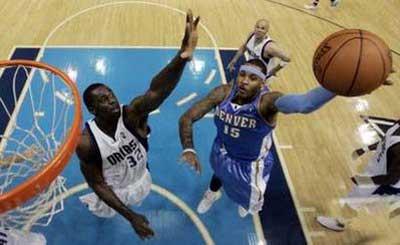 Brandon Bass (32) of the Dallas Mavericks guards Carmelo Anthony (15) of the Denver Nuggets as Jason Kidd looks on during the second half of Game 4 of their NBA Western Conference semi-final playoff basketball game in Dallas, Texas, May 11, 2009. The Mavericks won the game 119-117.REUTERS/Mike Stone (UNITED STATES SPORT BASKETBALL) 