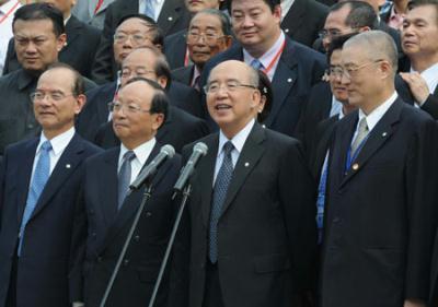 Kuomintang (KMT) Chairman Wu Poh-hsiung (2nd R, front) addresses during his visit to the mausoleum of Dr. Sun Yat-sen in Nanjing, capital of east China's Jiangsu Province, June 1, 2009. [Photo: Xinhua/Xing Guangli]