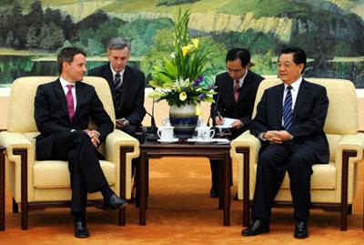 Chinese President Hu Jintao (R FRONT) meets with visiting U.S. Treasury Secretary Timothy Geithner (L FRONT) in Beijing, capital of China, June 2, 2009. (Xinhua/Li Xueren)