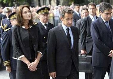 France's President Nicolas Sarkozy (C), his wife Carla Bruni-Sarkozy (L) and Prime Minister Francois Fillon (R) arrive at the Notre-Dame Cathedral in Paris for an ecumenical church service June 3, 2009 for relatives and families of the passengers of Air France's flight 447 that vanished Monday over the Atlantic Ocean. REUTERS/Bob Edme/Pool