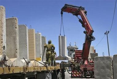 Israeli troops remove the Atara checkpoint near the West Bank city of Ramallah, Wednesday, June 3, 2009.  (AP Photo/Majdi Mohammed)