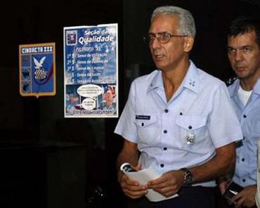 Brazilian Air Force Brigadier Ramon Borges Cardoso (L) arrives to give a news conference in Recife, northeastern Brazil June 4, 2009.  REUTERS/Paulo Whitaker