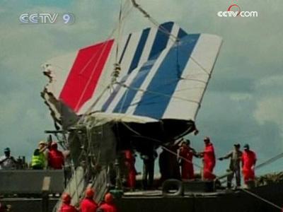 The tail fin from Air France flight 447 has been transported to the Brazilian city of Recife. It was recovered with other debris from the Atlantic Ocean.(CCTV.com)