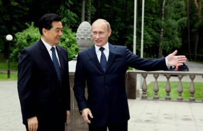 Russian Prime Minister Vladimir Putin (R) welcomes visiting Chinese President Hu Jintao in Moscow, capital of Russia, June 17, 2009. (Xinhua/Yao Dawei) 