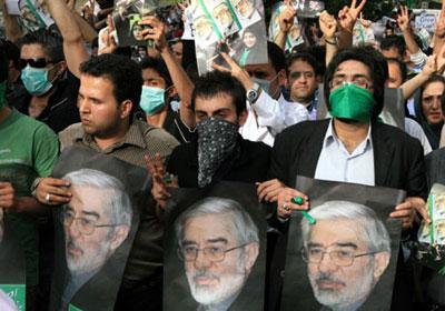 Supporters of Iran's former Prime Minister Mousavi hold pictures of Mousavi during a rally in Tehran, capital of Iran, June 15, 2009.(Xinhua/Stringer)