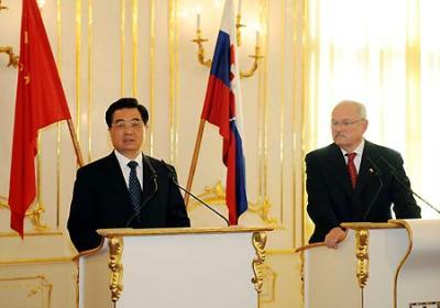 Chinese President Hu Jintao (L) and Slovakian President Ivan Gasparovic meet with journalists after their talks in Bratislava, capital of Slovakia June 18, 2009.(Xinhua Photo)