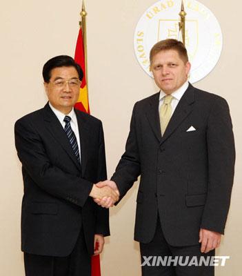 Hu Jintao met with Slovak Prime Minister Robert Fico on Friday. They exchanged views on strengthening bilateral relations.(Xinhua)