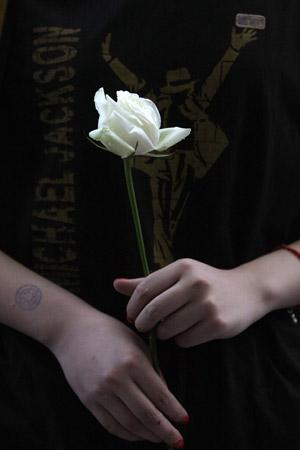 Fans mourn during a candlelight gathering for Michael Jackson in Shanghai June 27, 2009.(Xinhua/Reuters photo)