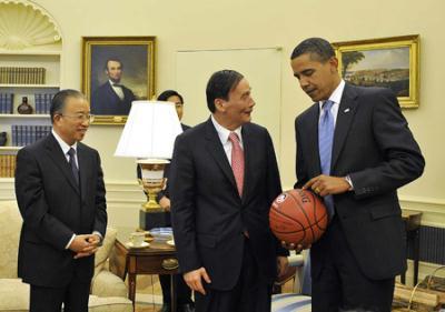 U.S. President Barack Obama (R) presents a basketball to Chinese Vice Premier Wang Qishan (C), special representative of Chinese President Hu Jintao, as Chinese State Councilor Dai Bingguo (L) stands by in the Oval Office of the White House in Washington, on July 28, 2009. Obama met with Chinese Vice Premier Wang Qishan and State Councilor Dai Bingguo, special representatives of Hu, here on Tuesday. Wang Qishan and Dai Bingguo were in Washington to participate the two-day US-China Strategic and Economic Dialogue concluded here on July 28.(Xinhua/Zhang Yan)