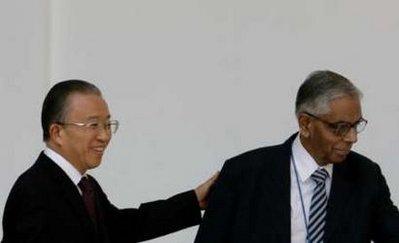 China's State Councillor Dai Bingguo (L) and India's National Security Adviser M. K. Narayanan arrive for their plenary delegation level talks in New Delhi August 7, 2009.