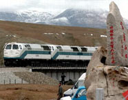 列車經過海拔4767米的崑崙山口