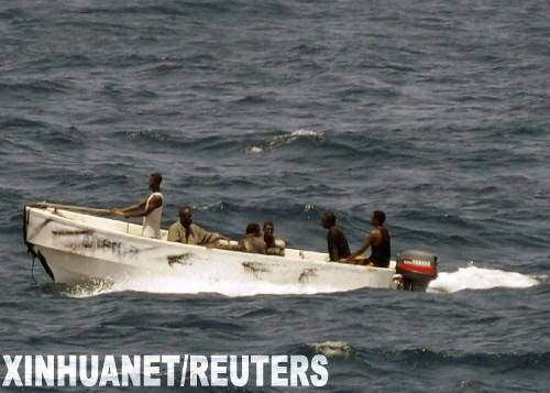 幾名海盜在索馬裏海域乘船離開一艘貨船。