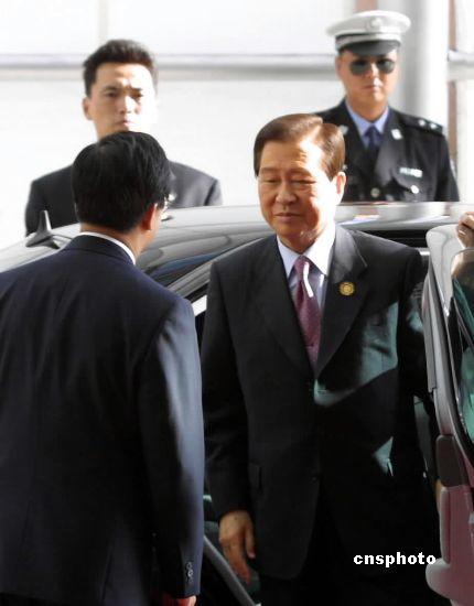 資料圖為時任韓國總統的金大中出席2001年亞太經合組織領導人非正式會議。 中新社發