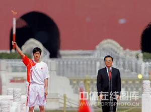 The Chinese president lit the cauldron, and handed the torch over to Chinese Olympic champion, Liu Xiang.