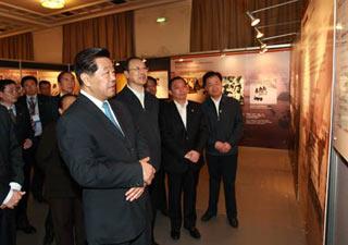 Jia Qinglin, member of the Standing Committee of the Communist Party of China (CPC) Central Committee Political Bureau, visits a large-scale theme exhibition, "Tibet, the Past and the Present," on Wednesday. (Xinhua Photo)