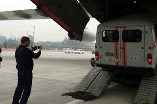 A member of Russian medical team directes as an ambulance is unloaded from a chartered plane carrying a Russian medical team in Chengdu, capital of the quake-hit Sichuan province, May 20, 2008. Along with the team arrived a mobile hospital, vehicles and relief materials. Another 36-tonnes of humanitarian assistance materials from Russia will arrive in the city on Tuesday afternoon including medicines weighing 7 tonnes.(Xinhua Photo)