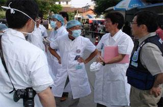 Japanese medical workers are treating injured people at Huaxi Hospital in Chengdu.