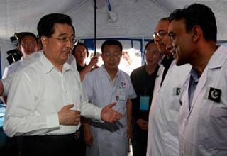 Chinese President Hu Jintao visits a Pakistani medical team in Longnan city in northwest China's Gansu Province Sunday afternoon. (Xinhua Photo)