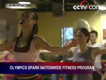 These people are exercising at a fitness club in downtown Beijing. They're here to lose weight, relax, or keep fit.(CCTV.com)
