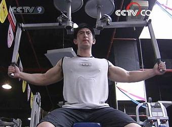 Tang Mingze began body building five years ago. He now came to the gym four days a week.(CCTV.com)