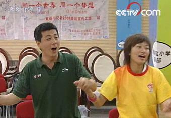 CCTV reporter Xu Zhaoqun and volunteer are sing cheering songs and shout encourage slogans.(CCTV.com)