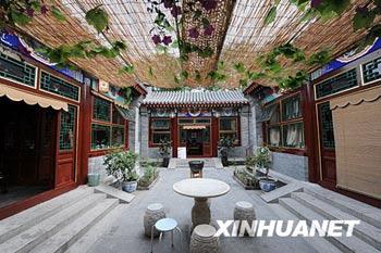 This hostel is built in the style of the traditional Beijing courtyard house, with grey-tiled roofs and red wooden window frames. 