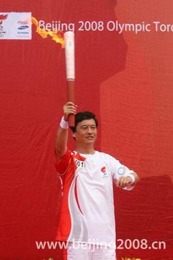 Kong Xiangrui, a national model worker, started out the Tianjin leg of the Beijing 2008 Olympic Torch Relay at the Tianjin harbor at 8:10 a.m. on Friday.