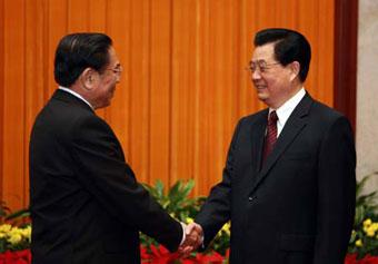 Chinese President Hu Jintao (R) shakes hands with President of Laos Choummaly Saygnasone during their meeting in Beijing, China, Aug. 7, 2008. Choummaly Saygnasone is here to attend the opening ceremony of the Beijing Olympic Games and other events. (Xinhua)