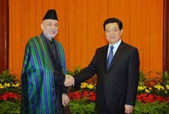 Chinese President Hu Jintao (R) shakes hands with President of Afghanistan Hamid Karzai during their meeting in Beijing, China, Aug. 8, 2008. Hamid Karzai is here to attend the opening ceremony of the Beijing Olympic Games and other events. (Xinhua Photo)