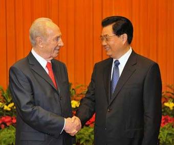 Chinese President Hu Jintao (R) shakes hands with President of Israel Shimon Peres during their meeting in Beijing, China, Aug. 8, 2008. Shimon Peres is here to attend the opening ceremony of the Beijing Olympic Games and related events. (Xinhua Photo)