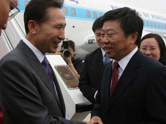 Lee Myung-bak (L), president of the Republic of Korea (ROK), is greeted by Chinese Vice Minister of Transport Gao Hongfeng at the Beijing Capital International Airport in Beijing, China, Aug. 8, 2008. (Xinhua Photo)