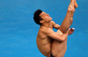 China´s He Chong wins men´s 3m springboard diving gold medal 