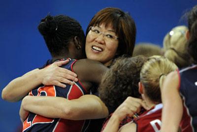 Lang Ping, coach of the women's volleyball team of the United States, hugs her team members during the Women's Quarterfinals match U.S. vs Italy of Beijing 2008 Olympic Games volleyball event in Beijing, China, Aug. 19, 2008. The U.S. beat Italy 3-2. (Xinhua)