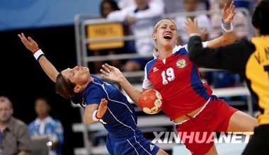 Russia beat France 32-31 in women's handball quarterfinals at the Beijing Olympic Games, Aug.19. Russian athlete (middle) crashed with French athletes during the match. (Xinhua)