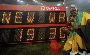 Usain Bolt of Jamaica celebrates after winning the men's 200m final of the athletics competition in the National Stadium at the Beijing 2008 Olympic Games August 20, 2008. Bolt set a new world record with a timing of 19.30 seconds. [Agencies] 