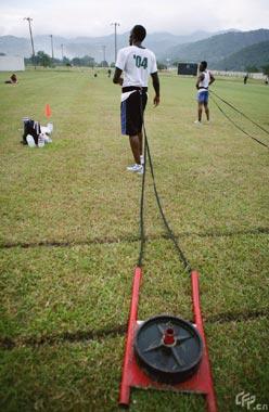 New athletic star Usain Bolt of Jamaica was training, Oct.18, 2006. (CCTV.com)
