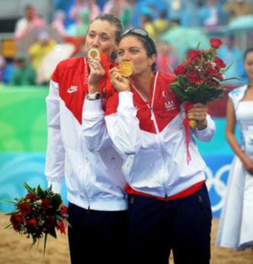Kerri Walsh (L) and Misty May-Treanor of U.S. kiss their gold medals on the podium during the victory ceremony of women's gold medal match of the Beijing 2008 Olympic Games beach volleyball event in Beijing, China, Aug. 21, 2008. (Xinhua Photo)