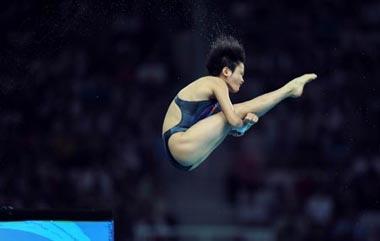 Chen Ruolin of China dives during women's 10m platform final of the Beijing 2008 Olympic Games at National Aquatics Center in Beijing, China, August 21, 2008. Chen Ruolin won the gold medal of the event.(Xinhua Photo)