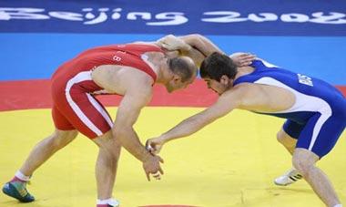 Artur Taymazov (red) of Uzbekistan fights against Bakhtiyar Akhmedov of Russia in their men's freestyle 120kg gold medal match of the Beijing 2008 Olympic Games Wrestling event in Beijing, China, Aug. 21, 2008. Artur Taymazov beat Bakhtiyar Akhmedov and grabbed the gold.(Xinhua Photo)
